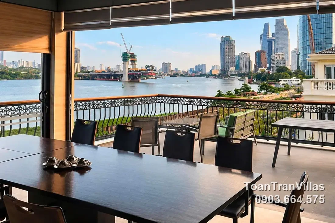 Ban công căn hộ nhìn sông Sài Gòn