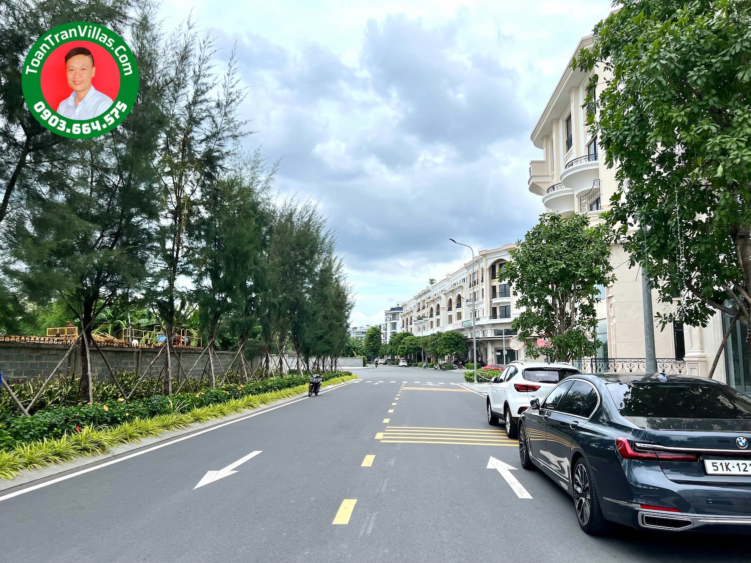 Tuyến đường nội khu cạnh dãy nhà phố Royal