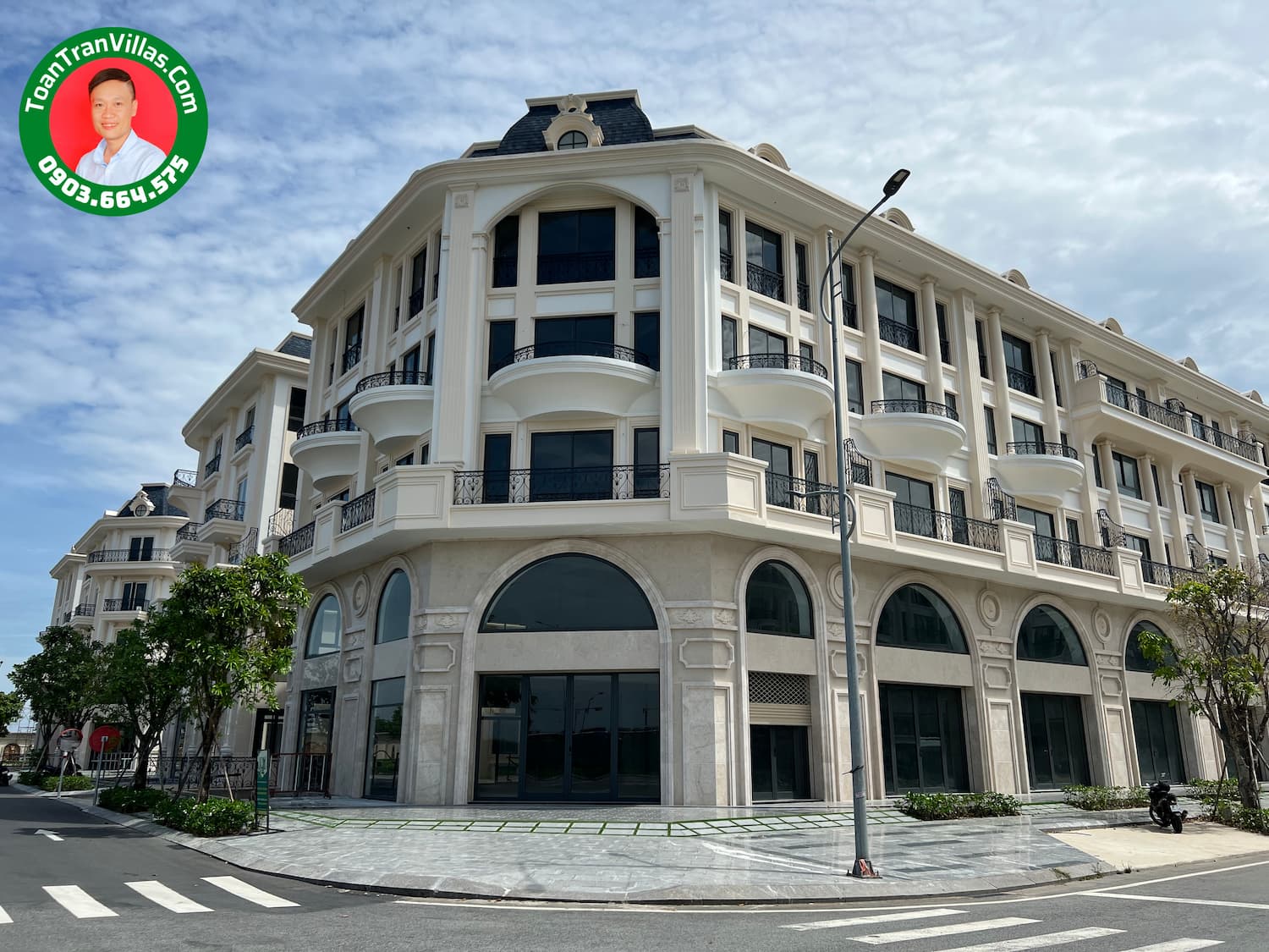 Nhà phố thương mại Royal trên trục Đinh Thị Thi