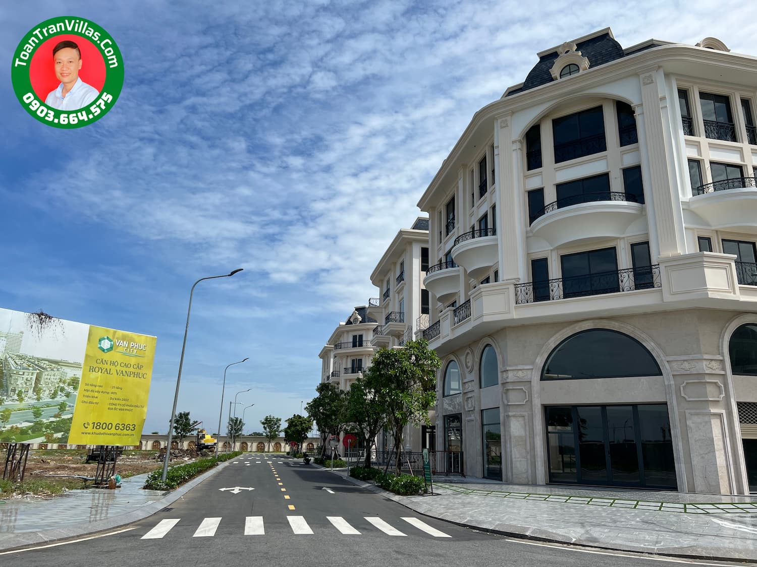 Phố nhà Royal nhìn dọc trục Đinh Thị Thi
