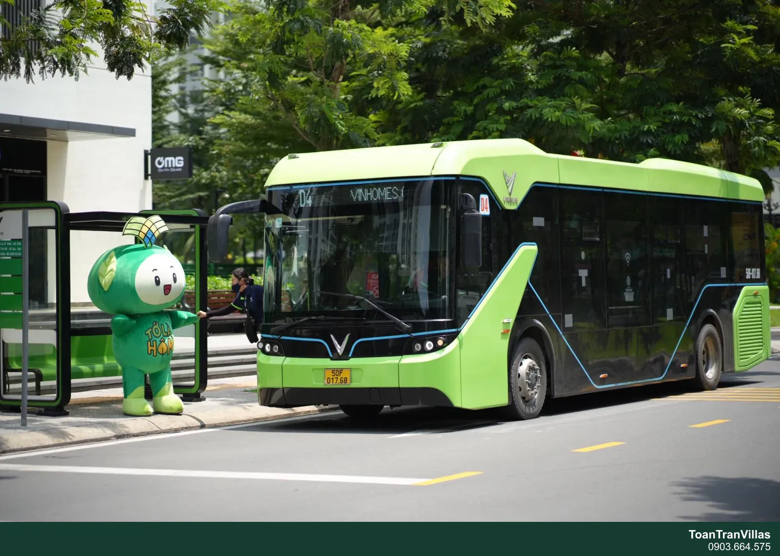 Xe buýt điện VinBus chạy trong khu