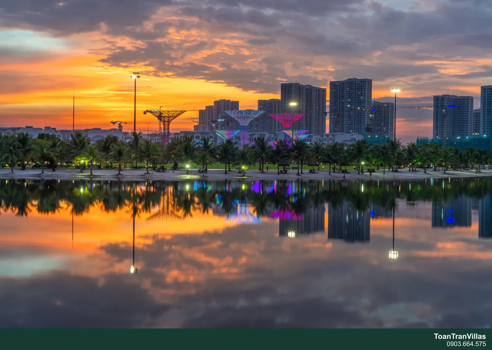 Các tòa căn hộ Vinhomes Grand Park bên hồ lúc hoàng hôn