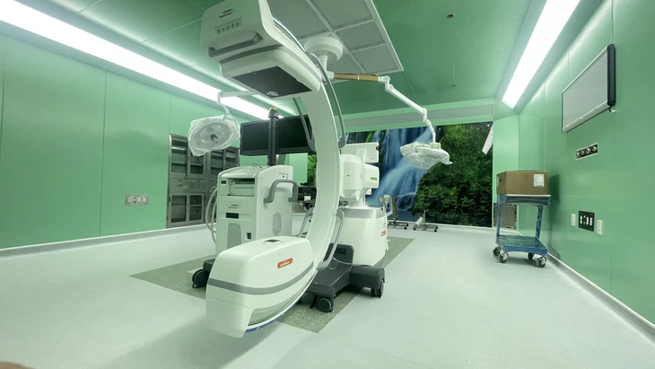 Phòng mổ trang bị máy C-arm tại bệnh viện