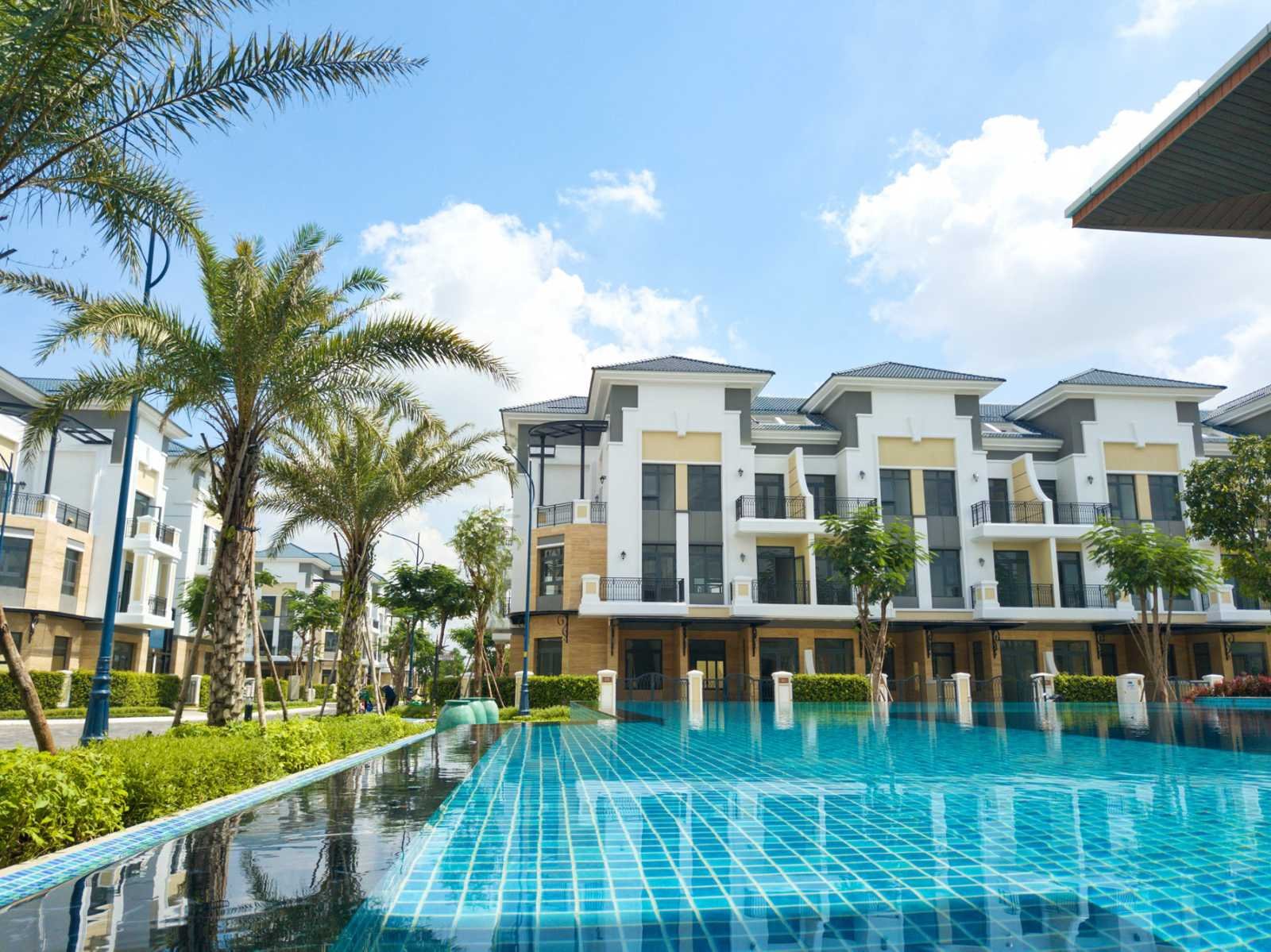 Hồ bơi nội khu Verosa Park trước dãy nhà phố ba tầng